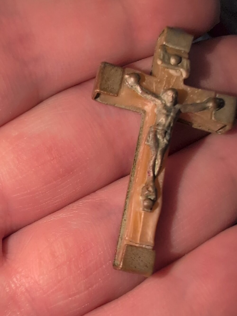 ❤️🔥10/$10❤️🔥 Vintage Crucifix Pendant Carved Mother Of Pearl - Picture 5 of 10